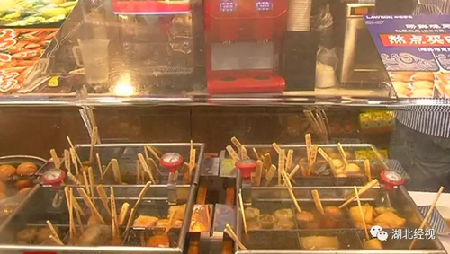 武漢這家知名便利店竟賣過(guò)期蝦餃，員工不滿向媒體舉報(bào)